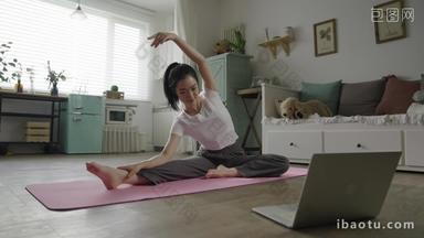 年轻女人在家里练瑜伽